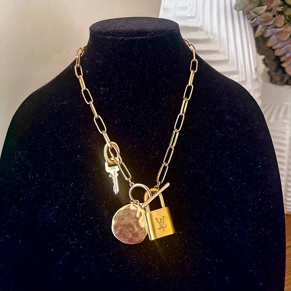 Louis Vuitton padlock with toggle necklace - Picture 5 of 7